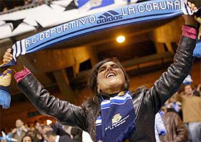 Una aficionada del Depor celebra la victoria anoche en el estadio de Riazor.