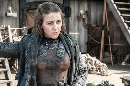 Yara Greyjoy

Yara es célebre en las Islas de Hierro por su apetito voraz. La hermana de Theon conquista a hombres y mujeres y se atreve hasta a seducir a Daenerys, que parece sentirse halagada por la atención. Gemma Whelan, la actriz que da vida al personaje, aseguró en una entrevista en Vulture que Yara es pansexual: “No creo que sea bisexual (…) creo que está abierta a lo que venga. Ese es su espíritu, no creo que se deje llevar por nada más que por cómo se siente en cada momento”.