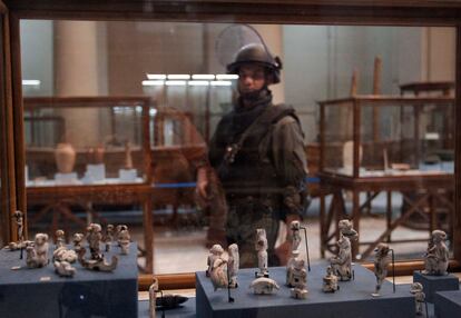 Un soldados de las fuerzas especiales egipcias custodia una de las vitrinas del Museo Egipcio en El Cairo.