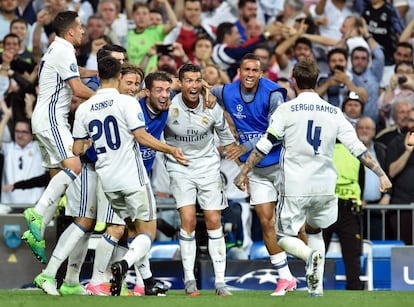 Cristiano Ronaldo (centro) celebra con sus compañeros uno de sus goles.