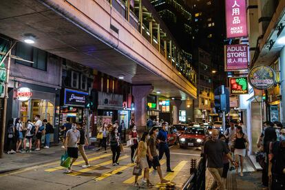 Un grupo de peatones cruza una calle en Hong Kong.