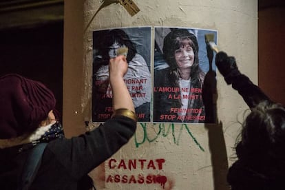 Feministas colocan posters con la imagen de Marie Trintignant ante el concierto de Cantat en Lyon en marzo 