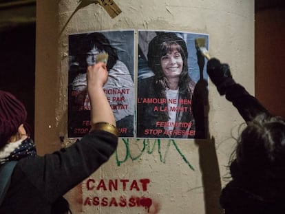 Feministas colocan posters con la imagen de Marie Trintignant ante el concierto de Cantat en Lyon en marzo 