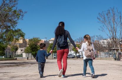 Una madre pasea con sus dos hijas por un parque, el pasado mes de abril. EFE/ATIENZA