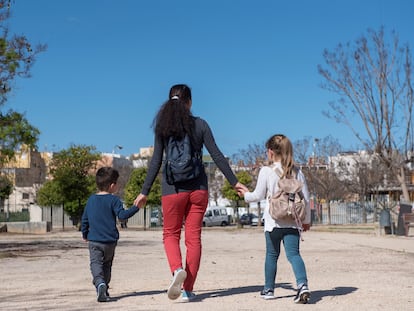 Una madre pasea con sus dos hijas por un parque, el pasado mes de abril. EFE/ATIENZA