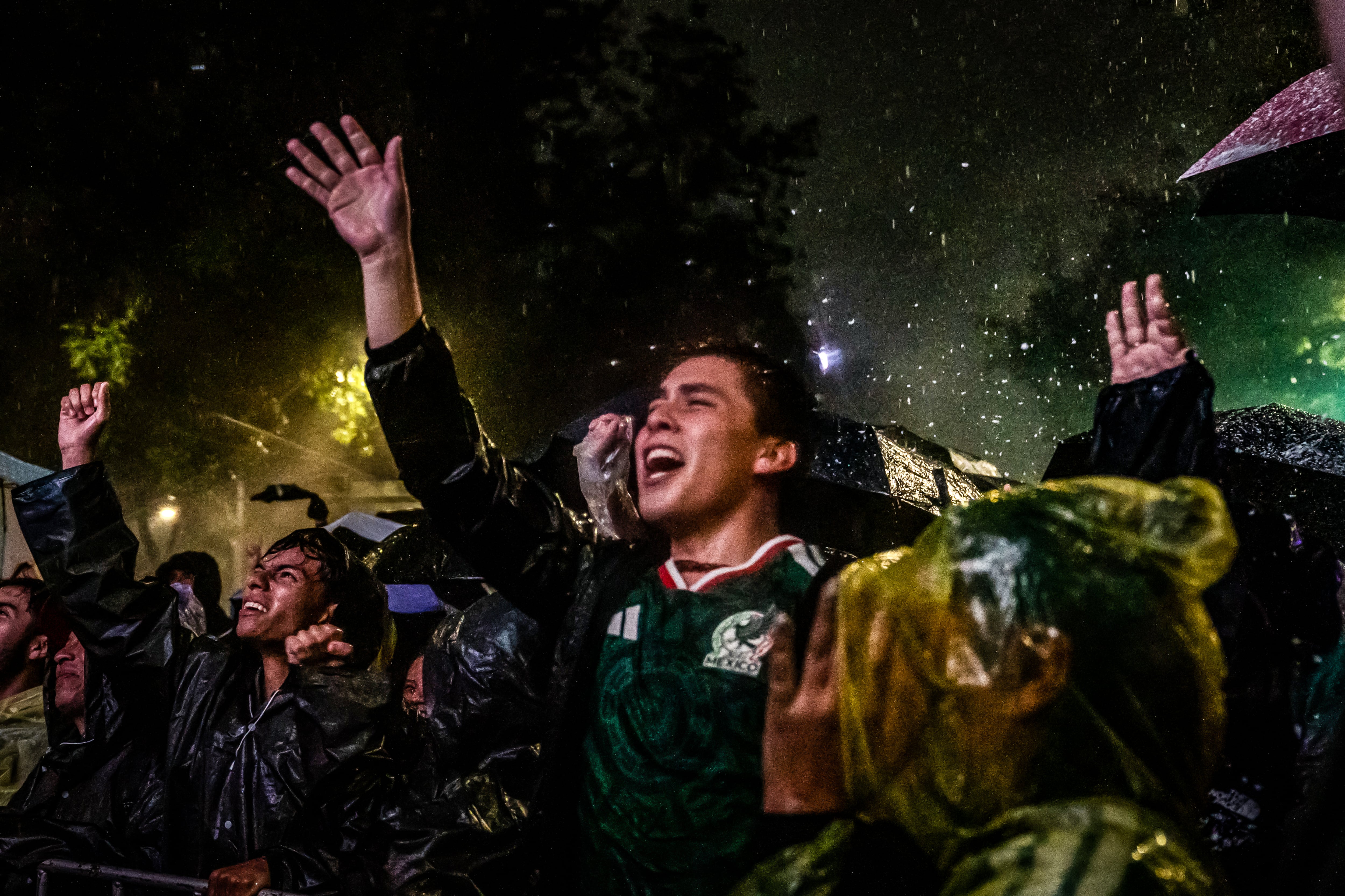 Aficionados festejan el triunfo de México en el Ángel de la Independencia el 24 de junio.