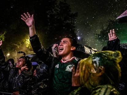 Aficionados festejan el triunfo de México en el Ángel de la Independencia el 24 de junio.