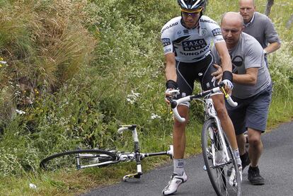 Alberto Contador ha sufrido un nuevo accidente, aunque sin consecuencias graves. En la imagen, el de Pinto cambia su bicicleta tras el choque.