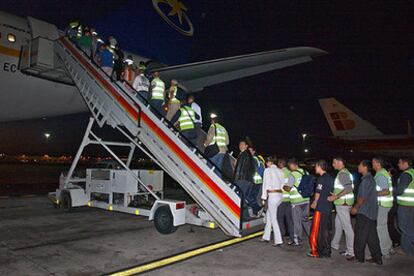 Los inmigrantes rumanos suben al avión en Madrid.