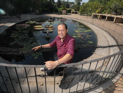 El experto en nenúfares Tomás Escribano posa junto al estanque oval del Real Jardín Botánico.