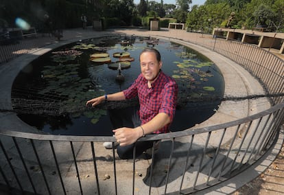 El experto en nenúfares Tomás Escribano posa junto al estanque oval del Real Jardín Botánico.