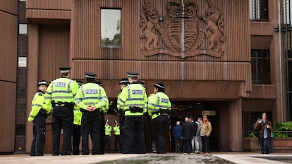 Policías a la puerta del tribunal de Liverpool donde compareció Paul Doyle este viernes pasado.