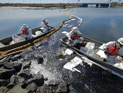 Equipos de limpieza trabajan para mitigar el daño del gran derrame de petróleo en la costa de Huntington Beach, California.
