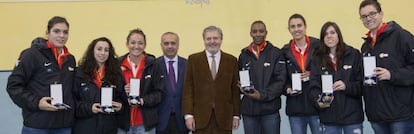 Xargay, Dominguez, Palau, Lyttle, Torrens, Cruz y Nicholls posan con su medalla junto al presidente de la FEB, José Luis Sáez, y el ministro, Méndez de Vigo