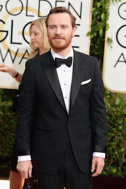 Y Fassbender llegó a la alfombra roja. Tuxedo y pajarita para el alemán de 36 años.