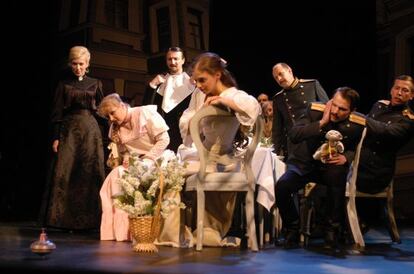 Una escena de Tres Hermanas de Declan Donnellan.