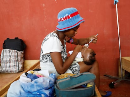 Una madre alimenta a su bebé en el hospital de Fontaine, en Cité Soleil (Haití), el 27 de julio.