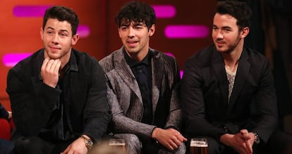 De izquierda a derecha: los hermanos Nick Jonas, Joe Jonas, y Kevin Jonas de los Jonas Brothers