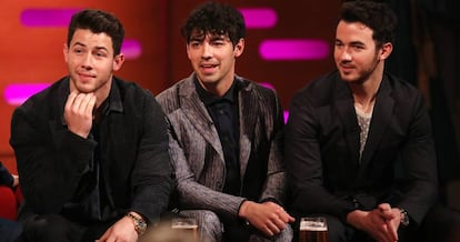 De izquierda a derecha: los hermanos Nick Jonas, Joe Jonas, y Kevin Jonas de los Jonas Brothers 