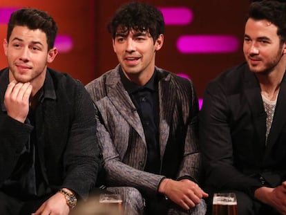 De izquierda a derecha: los hermanos Nick Jonas, Joe Jonas, y Kevin Jonas de los Jonas Brothers 