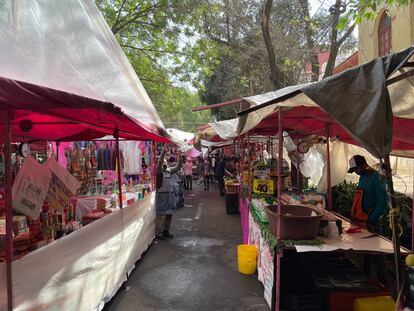 El tianguis de la calle Pachuca, en la colonia Condesa de Ciudad de México, este 8 de febrero.