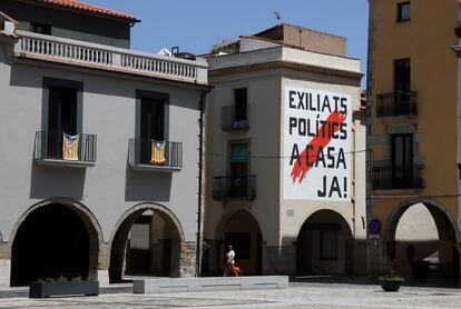 19-07-23. (DVD 1169). La plaza Mayor del pueblo de Amer, en Girona, con un mural sobre los políticos independentistas.  Jaime Villanueva