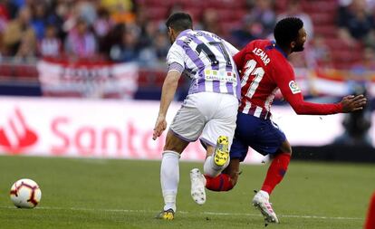 Javi Moyano (i) y Thomas Lemar, en una acción del partido.