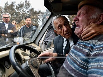 El presidente luso, Marcelo Rebelo de Sousa, consuela a un hombre mientras llora.