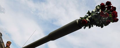 Un tanque ruso decorado con flores rojas
