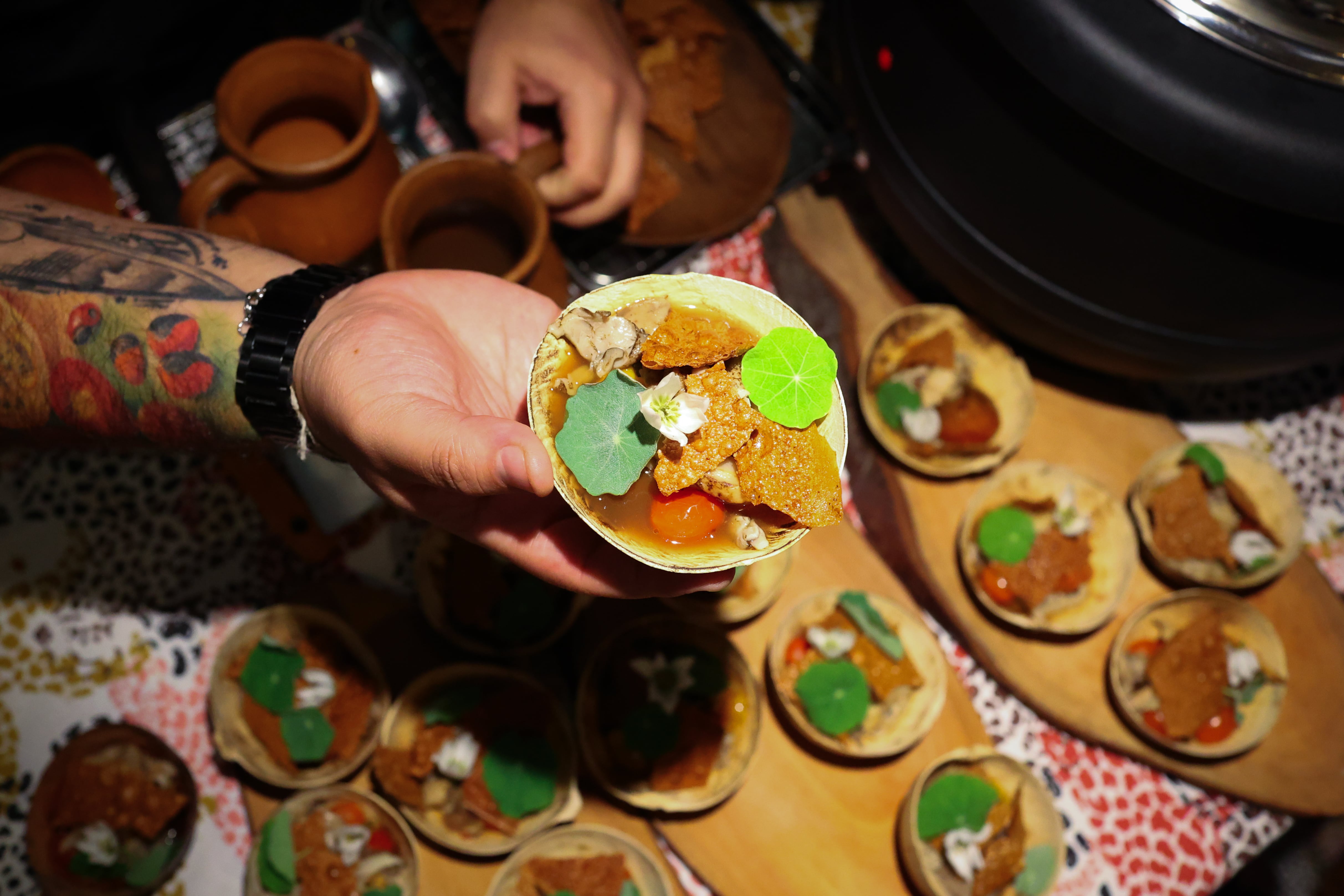 Plato amazónico durante el evento de Canasta Amazónica, celebrado en Bogotá, el 15 agosto de 2024.