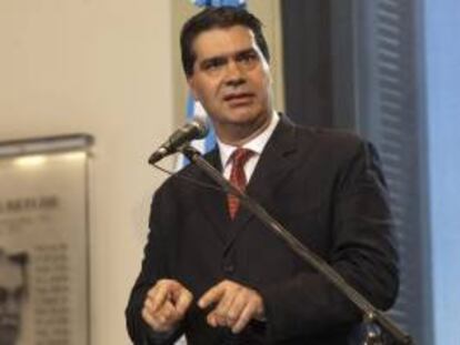 Fotografía cedida por la Jefatura de Gobierno de Argentina que muestra al el jefe de Gabinete, Jorge Capitanich, mientras habla en una rueda de prensa en la Casa Rosada, en Buenos Aires (Argentina). EFE/Archivo