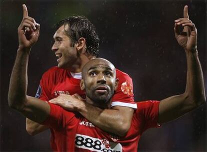 Kanouté celebra un gol junto a Kerzhakov
