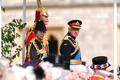 El rey Carlos III y la princesa Ana en la presentación de los nuevos estandartes de los Life Guards y los Blues and Royals en el castillo de Windsor, en Berkshire, el 8 de agosto de 2025.