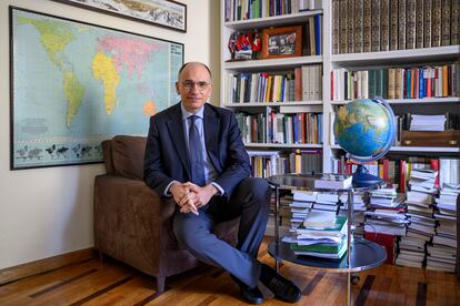 Enrico Letta posa tras la entrevista, el 3 de mayo en Roma.