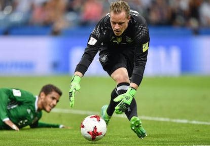 El portero de Alemania Marc-André Ter Stegen para el balón.