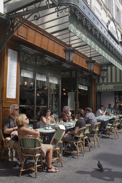 Terraza de La Mascotte, una brasserie selecta y legendaria. Toma el nombre de una ópera de Edmond Audan de 1880. La mascotte, según el diccionario, designa a una persona, objeto u animal que trae suerte. Es para ir a lo grande. Dese un homenaje.