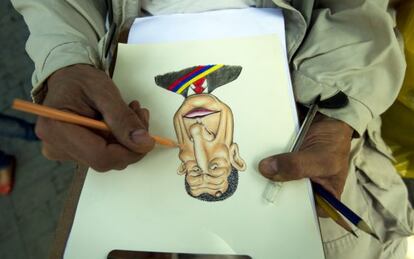 Un caricaturista dibuja en una plaza de Caracas a Hugo Ch&aacute;vez.