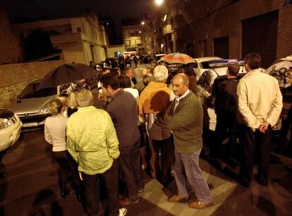 Vecinos de la pedanía valenciana de Castellar-Oliveral, anoche, en el lugar del suceso.