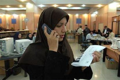 Una funcionaria del Ministerio del Interior informa por teléfono sobre los datos de las elecciones en Irán.
