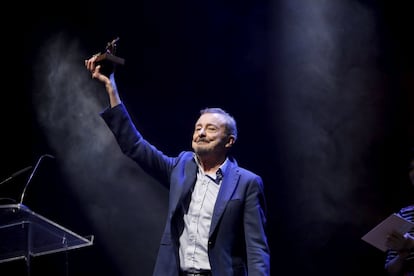 
El actor sevillano Juan Diego ha fallecido este jueves a los 79 años en Madrid. Compaginó el cine con el teatro, una carrera por la que ganó tres Premios Goya y tuvo nueve nominaciones. Recordado sobre todo por películas como 'Los santos inocentes', donde interpretó al señorito Iván, o 'El rey pasmado'. Sus últimos trabajos como intérprete en el cine y teatro fueron 'No sé decir adiós' (2016) y 'La gata sobre el tejado de zinc' (2017), respectivamente, y en series televisivas se le recuerda, por ejemplo, por 'Los hombres de Paco'.