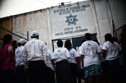 La XI Caravana de Madres Centroamericanas que buscan a sus hijos desaparecidos en transito por México salió de Tenosique (Tabasco) el pasado 29 de noviembre y concluyó con la celebración del Día Internacional del Migrante el 18 de Diciembre en Tapachula, Chiapas. Conmemoró la Jornada de Acción Global contra el racismo y por los derechos y la dignidad de las personas migrantes, refugiadas, y desplazadas. Activistas acompañaron a las madres de la caravana en su visita por las cárceles del Istmo de Oaxaca con la finalidad de visitar a los reos y así obtener pistas del paradero de sus hijos desaparecidos en transito por México. En la imagen, madres de la caravana esperando entrar al Centro Reclusorio N-8 de la localidad de Matías Romero (Oaxaca).