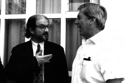 Salman Rushdie y Mario Vargas Llosa, en los cursos de verano de El Escorial el 29 de julio de 1992.