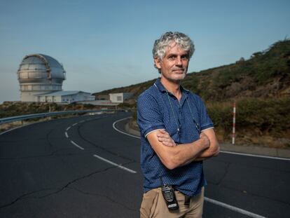 El ingeniero Javier Castro, jefe de Desarrollos del Gran Telescopio Canarias, en el Observatorio del Roque de los Muchachos (La Palma).