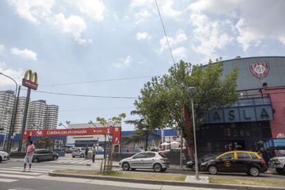Una sede del San Lorenzo al lado del terreno del supermercado Carrefour en el que se construirá su nuevo estadio, en el barrio porteño de Boedo.