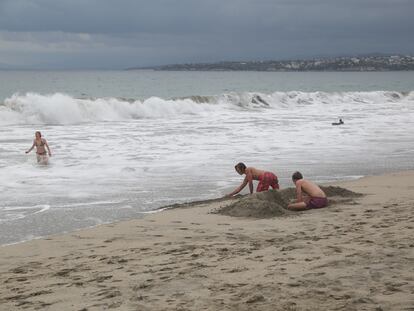 Turistas se bañan en la playa de Puerto Escondido, Oaxaca, en febrero de 2023.