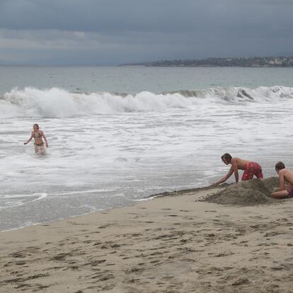 Turistas se bañan en la playa de Puerto Escondido, Oaxaca, en febrero de 2023.