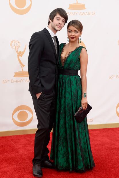 Sarah Hyland posa con vestido verde esmeralda y negro de  CH by Carolina Herrera, con su pareja Matt Prokop.