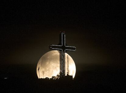 La luna durante el eclipse penumbral en Skopje, Macedonia del Norte.