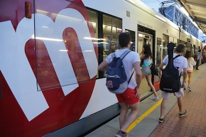 Usuario se suben a un tren de Metro Valencia, esta semana.