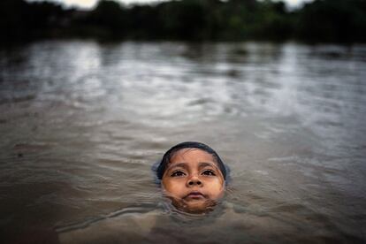 El joven maijuna Segundo Jeinsen se baña en un arroyo en Sucusari, en la Amazonía peruana, en mayo de 2024.